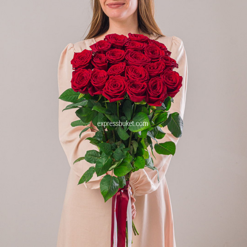 Букет из 25 красных роз 70см 